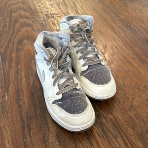 Gently worn Jordan 1 mid 4.5